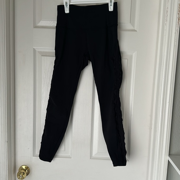 Lululemon size 6 with mesh detailing - Picture 3 of 8